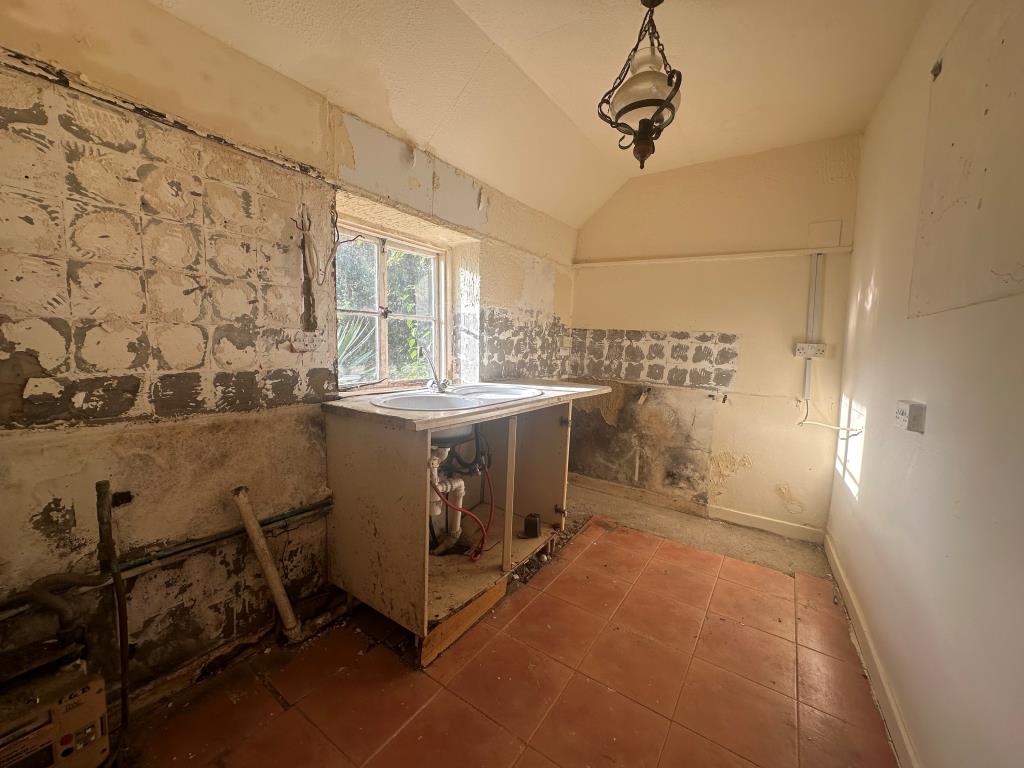 Lot: 22 - TWO-BEDROOM HOUSE FOR REFURBISHMENT - Kitchen
